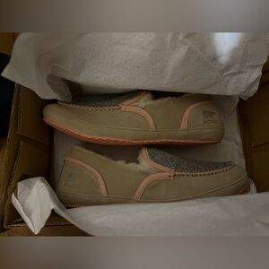 NIB SZ 9 WOMENS SOREL MOCCASINS (fits size 8.5)
